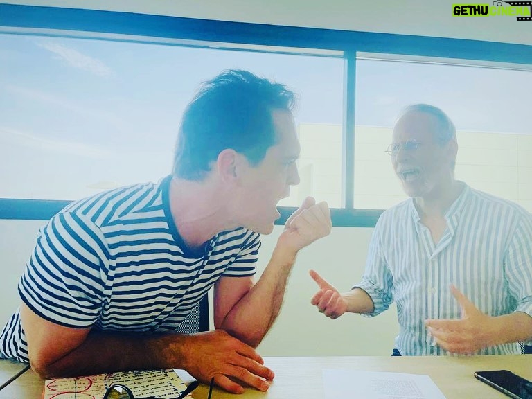 Pedro Alonso Instagram - He dicho varias veces. En mi casa me decían, “no cantes”. “En la mesa no se canta”. Mi hija me decía, “no cantes”. Aunque el caso de Úriel porque yo cantaba realmente mal. Elipsis. En México recuperé el canto, en aquel mi primer gran viaje a ese país inaudito. O más bien la posibilidad de cantar. En una ceremonia. Y luego en otra. Y en otra. Bien. La broma ha ido creciendo como una bola de nieve. Desde entonces. Escalón a escalón de azúcar. Primero el “bella ciao”. Después el “guantanamera”. Y más tarde el cover de la serie y el “tí amo” en la boda. Así que hoy a Tris y a mí nos han dicho “dale, canta”. Y él se ha puesto a cantar. Y yo me he puesto a cantar. Poder cantar, jugar al intento, con lo que tengas. Qué sabrosura la vida. A veces. @trisulloa 📷 y gracias, @alex_olmedo_music 🌺🌺🌺🌺🌺🌺🌺🌺🌺🌺🌺 I have said several times. In my house they used to tell me, "don't sing". "At the table you don't sing." My daughter would tell me, "don't sing". Although Úriel's case because I sang really bad. Ellipsis. In Mexico I recovered singing, in that first great trip to that unheard of country. Or rather the possibility of singing. In a ceremony. And then in another. And in another. And then another. The joke has been snowballing. Ever since. Step by sugar step. First the "bella ciao". Then the "guantanamera". And later the series cover and the "I love you" at the wedding. So today Tris and I were told "come on, sing". And he started singing. And I started singing. To be able to sing, to play at the attempt, with whatever you have. How tasty life is. Sometimes.