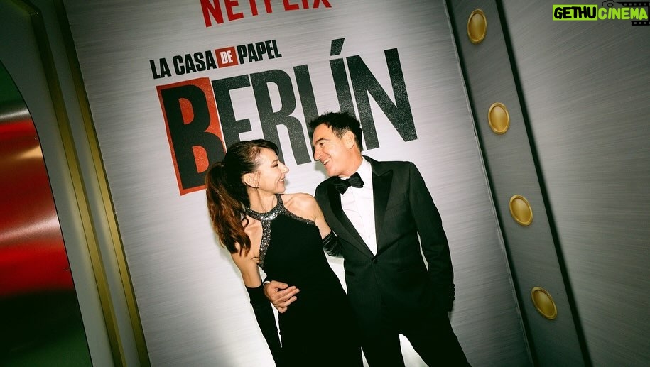Pedro Alonso Instagram - What a night! Berlin, December 29 @vancouvermediaproducciones 🔥@netflixes 🕺🏼🔮🔥🚀 (gracias por ponerme muñesco @mansolutely @galleryroomc @miryampintado y a mi amada @bo_project_makeup )