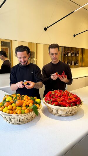 Pedro Alonso Instagram - Quoi de mieux pour représenter « berlin » @pedroalonsoochoro qu’un 🌶️ sur mesure avec @cedricgrolet ! Vivement la sortie de la série avec notre 🔥 #cedricgrolet & #pedroalonso #netflix