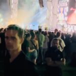 Pedro Alonso Instagram - 1. Robbie Willians. Ese ha sido “el tema” cuando me he encontrado con mi amigo @enriquebaroubach para desayunar antes de seguir con el trabajo de edición de nuestro documental. No se lo creerán, pero anoche fui a mi primer festival de música de toda mi vida. El madcool, en Madrid. 2. Salir a un escenario y mover esa cantidad de energía, siempre es algo que me impresiona. Cantar en recintos de ese calibre es algo no apto para cualquier persona que simplemente cante, hace falta además ser capaz de sostener ese nivel de decibelios sin que todo el aparato técnico y la muchedumbre te devore. Y sin ninguna duda, Robbie canta. 3. Sin embargo confirmo que no es esto lo que más me toca de él tras haberlo visto anoche. Sino el dibujo de su puesta en escena. Porque ahí Robbie es él mismo (puro animal escénico) pero además es su alter ego. Un maestro de ceremonias capaz de (con un apoyo en la realización que es puro cine) ir conduciendo la atención para, sin negar el espectáculo y siempre con un humor afiladísimo, ir desvelando capas de su propia historia. 4. Solo un maestro puede ser capaz de subir con la música hasta liberar todos los caballos de potencia y que se entienda, para luego pararlo todo y establecer un diálogo íntimo con alguien del público una y otra vez entre tema y tema… y que también se sienta. Esto es, siendo capaz de fluir entre lo más grande y lo más pequeño, pero siempre con el nivel de relajación propio de eso tan particular que se necesita cuando te están rodando un plano corto. 5. Visto así, no me interesa saber si Robbie es bueno o malo. Como individuo, digo (esa conversación tan confusa últimamente). El es de los que sin duda saben que un espectáculo no es una catequesis. Porque para animales escénicos de este calibre, entiendo, la única responsabilidad más allá del trabajo bien hecho, es primero sentir. Y luego, amigos, tener el valor de a la vez ser realmente honesto a la hora de compartir el propio relato. Y a este tipo, amigos, me lo creo. Ole, señor @robbiewilliams . Siga usted cuidándose. Gracias @polaroideyewear y @madcoolfestival por la sabrosura. 🔥🙏🏻❤️