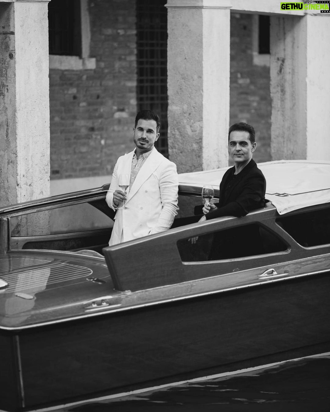 Pedro Alonso Instagram - Aún me siento débil tras este año y medio de trabajo intenso. El cuerpo me pide estar recogido, me da señales para que me quede quieto. Y aún así, no pude resistirme a este viaje. En lancha por los canales y de la mano de mi partener in crime @javiercordura (vestido inmaculadamente de blanco) pensé: Sin duda esto podría ser una nueva versión de Miami vice en modo nouvelle vague. Así que dije, Javi, nos siguen, alguien nos está haciendo fotos desde las cornisas. No solo por los trajes. El mundo no deja de ser una gran broma a la espera de revelar sus secretos. Y casi siempre, de una clase distinta a todo esa ola de ruido y furia que nos sacude y sacude el mundo. Luego nos pusieron unos cascos, sonó la música, y a golpe de cuentitos nos invitaron a probar alguna nueva variante de ese tipo de “caldos” que a mí (que apenas bebo) inmediatemente me dieron aquel toquecillo que aturde y te relaja. Da igual dónde, caminos, desiertos, selvas o palacios, siempre me toca la fibra la vocación de todos aquellos brujitos de una u otra estirpe que, en el entorno que sea, aman lo que hacen y no se resisten a convertir su tarea en un relato de esos que invitan a que uno sueñe. No éramos muchos, a la mayoría no los conocía antes, pero sin duda se sentía cierta magia de la buena en el aire. Sí, me encanta conocer gente de aquí y de allá, siempre que estén dispuestos a compartirte una buena historia. Al día siguiente, mi avión salía mucho más tarde de lo que pensaba, así que decidí darme un homenaje. Solo, en una piscina de una pequeña isla frente a la isla principal de Venecia y como si de una película de Visconti se tratase, imaginé que sería perfecto si las fotos hubiesen sido hechas con un objetivo de esos brutales desde cierta distancia y cómo no, en blanco y negro. Et voilá. (Gracias a @domperignonofficial y a todo su delicioso equipo). @qiqedacosta pronto me paso a verte.
