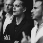 Pedro Alonso Instagram - Aún me siento débil tras este año y medio de trabajo intenso. El cuerpo me pide estar recogido, me da señales para que me quede quieto. Y aún así, no pude resistirme a este viaje. En lancha por los canales y de la mano de mi partener in crime @javiercordura (vestido inmaculadamente de blanco) pensé: Sin duda esto podría ser una nueva versión de Miami vice en modo nouvelle vague. Así que dije, Javi, nos siguen, alguien nos está haciendo fotos desde las cornisas. No solo por los trajes. El mundo no deja de ser una gran broma a la espera de revelar sus secretos. Y casi siempre, de una clase distinta a todo esa ola de ruido y furia que nos sacude y sacude el mundo. Luego nos pusieron unos cascos, sonó la música, y a golpe de cuentitos nos invitaron a probar alguna nueva variante de ese tipo de “caldos” que a mí (que apenas bebo) inmediatemente me dieron aquel toquecillo que aturde y te relaja. Da igual dónde, caminos, desiertos, selvas o palacios, siempre me toca la fibra la vocación de todos aquellos brujitos de una u otra estirpe que, en el entorno que sea, aman lo que hacen y no se resisten a convertir su tarea en un relato de esos que invitan a que uno sueñe. No éramos muchos, a la mayoría no los conocía antes, pero sin duda se sentía cierta magia de la buena en el aire. Sí, me encanta conocer gente de aquí y de allá, siempre que estén dispuestos a compartirte una buena historia. Al día siguiente, mi avión salía mucho más tarde de lo que pensaba, así que decidí darme un homenaje. Solo, en una piscina de una pequeña isla frente a la isla principal de Venecia y como si de una película de Visconti se tratase, imaginé que sería perfecto si las fotos hubiesen sido hechas con un objetivo de esos brutales desde cierta distancia y cómo no, en blanco y negro. Et voilá. (Gracias a @domperignonofficial y a todo su delicioso equipo). @qiqedacosta pronto me paso a verte.