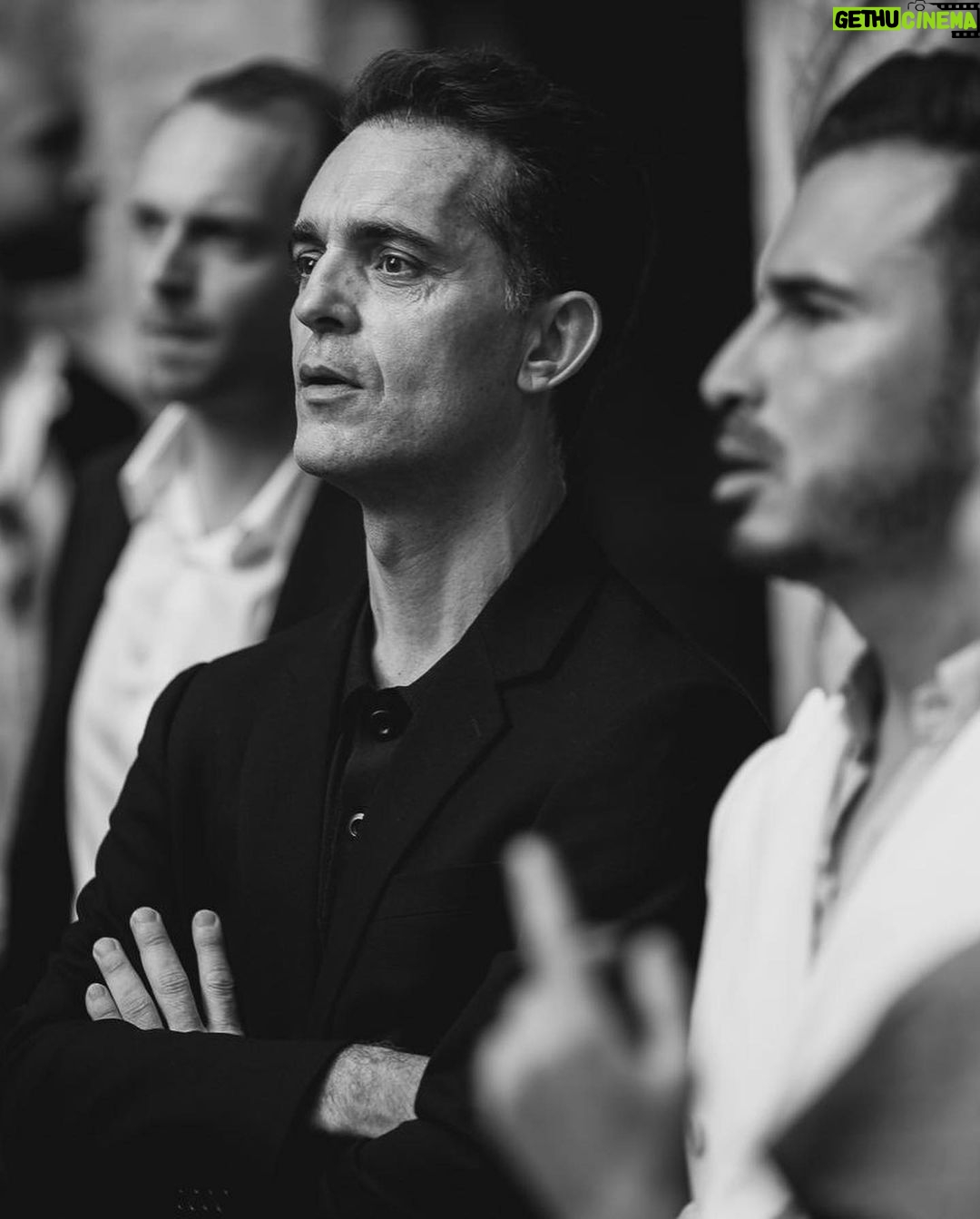 Pedro Alonso Instagram - Aún me siento débil tras este año y medio de trabajo intenso. El cuerpo me pide estar recogido, me da señales para que me quede quieto. Y aún así, no pude resistirme a este viaje. En lancha por los canales y de la mano de mi partener in crime @javiercordura (vestido inmaculadamente de blanco) pensé: Sin duda esto podría ser una nueva versión de Miami vice en modo nouvelle vague. Así que dije, Javi, nos siguen, alguien nos está haciendo fotos desde las cornisas. No solo por los trajes. El mundo no deja de ser una gran broma a la espera de revelar sus secretos. Y casi siempre, de una clase distinta a todo esa ola de ruido y furia que nos sacude y sacude el mundo. Luego nos pusieron unos cascos, sonó la música, y a golpe de cuentitos nos invitaron a probar alguna nueva variante de ese tipo de “caldos” que a mí (que apenas bebo) inmediatemente me dieron aquel toquecillo que aturde y te relaja. Da igual dónde, caminos, desiertos, selvas o palacios, siempre me toca la fibra la vocación de todos aquellos brujitos de una u otra estirpe que, en el entorno que sea, aman lo que hacen y no se resisten a convertir su tarea en un relato de esos que invitan a que uno sueñe. No éramos muchos, a la mayoría no los conocía antes, pero sin duda se sentía cierta magia de la buena en el aire. Sí, me encanta conocer gente de aquí y de allá, siempre que estén dispuestos a compartirte una buena historia. Al día siguiente, mi avión salía mucho más tarde de lo que pensaba, así que decidí darme un homenaje. Solo, en una piscina de una pequeña isla frente a la isla principal de Venecia y como si de una película de Visconti se tratase, imaginé que sería perfecto si las fotos hubiesen sido hechas con un objetivo de esos brutales desde cierta distancia y cómo no, en blanco y negro. Et voilá. (Gracias a @domperignonofficial y a todo su delicioso equipo). @qiqedacosta pronto me paso a verte.
