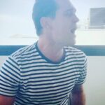 Pedro Alonso Instagram - He dicho varias veces. En mi casa me decían, “no cantes”. “En la mesa no se canta”. Mi hija me decía, “no cantes”. Aunque el caso de Úriel porque yo cantaba realmente mal. Elipsis. En México recuperé el canto, en aquel mi primer gran viaje a ese país inaudito. O más bien la posibilidad de cantar. En una ceremonia. Y luego en otra. Y en otra. Bien. La broma ha ido creciendo como una bola de nieve. Desde entonces. Escalón a escalón de azúcar. Primero el “bella ciao”. Después el “guantanamera”. Y más tarde el cover de la serie y el “tí amo” en la boda. Así que hoy a Tris y a mí nos han dicho “dale, canta”. Y él se ha puesto a cantar. Y yo me he puesto a cantar. Poder cantar, jugar al intento, con lo que tengas. Qué sabrosura la vida. A veces. @trisulloa 📷 y gracias, @alex_olmedo_music 🌺🌺🌺🌺🌺🌺🌺🌺🌺🌺🌺 I have said several times. In my house they used to tell me, "don't sing". "At the table you don't sing." My daughter would tell me, "don't sing". Although Úriel's case because I sang really bad. Ellipsis. In Mexico I recovered singing, in that first great trip to that unheard of country. Or rather the possibility of singing. In a ceremony. And then in another. And in another. And then another. The joke has been snowballing. Ever since. Step by sugar step. First the "bella ciao". Then the "guantanamera". And later the series cover and the "I love you" at the wedding. So today Tris and I were told "come on, sing". And he started singing. And I started singing. To be able to sing, to play at the attempt, with whatever you have. How tasty life is. Sometimes.