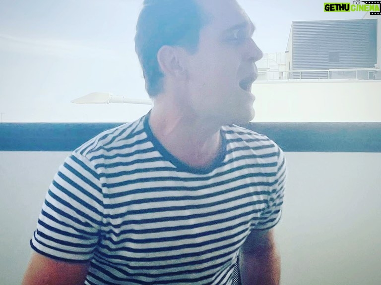 Pedro Alonso Instagram - He dicho varias veces. En mi casa me decían, “no cantes”. “En la mesa no se canta”. Mi hija me decía, “no cantes”. Aunque el caso de Úriel porque yo cantaba realmente mal. Elipsis. En México recuperé el canto, en aquel mi primer gran viaje a ese país inaudito. O más bien la posibilidad de cantar. En una ceremonia. Y luego en otra. Y en otra. Bien. La broma ha ido creciendo como una bola de nieve. Desde entonces. Escalón a escalón de azúcar. Primero el “bella ciao”. Después el “guantanamera”. Y más tarde el cover de la serie y el “tí amo” en la boda. Así que hoy a Tris y a mí nos han dicho “dale, canta”. Y él se ha puesto a cantar. Y yo me he puesto a cantar. Poder cantar, jugar al intento, con lo que tengas. Qué sabrosura la vida. A veces. @trisulloa 📷 y gracias, @alex_olmedo_music 🌺🌺🌺🌺🌺🌺🌺🌺🌺🌺🌺 I have said several times. In my house they used to tell me, "don't sing". "At the table you don't sing." My daughter would tell me, "don't sing". Although Úriel's case because I sang really bad. Ellipsis. In Mexico I recovered singing, in that first great trip to that unheard of country. Or rather the possibility of singing. In a ceremony. And then in another. And in another. And then another. The joke has been snowballing. Ever since. Step by sugar step. First the "bella ciao". Then the "guantanamera". And later the series cover and the "I love you" at the wedding. So today Tris and I were told "come on, sing". And he started singing. And I started singing. To be able to sing, to play at the attempt, with whatever you have. How tasty life is. Sometimes.