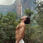 Pedro Figueira Instagram - La CASCADA MÁS ALTA del mundo queda en VENEZUELAAAA! 🇻🇪⛰️ Estoy demasiado emocionado de estar aquí, la energía es increíble. Tienen que venir, yo me quedé a dormir una noche acampando en el salto y lo volvería a hacer mil veces. Prometo que pronto se los muestro en video. Quiero traer a todos mis amigos de México :’) @wakulodge Salto Angel - Venezuela