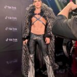 Pedro Figueira Instagram - Qué noche tan linda 🖤 TIK TOK AWARDS 🎤☺️ 🧥 @malafamastoremx @tonyberber_