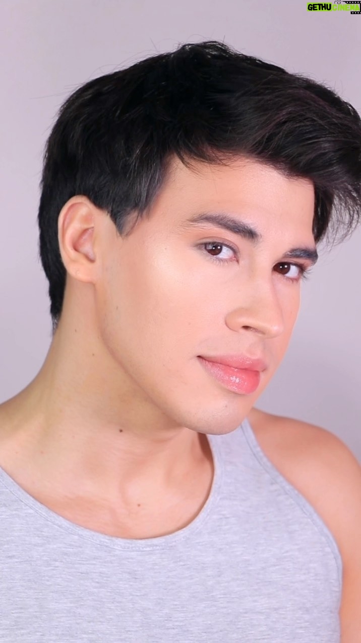 Pedro Figueira Instagram - Lifting facial en menos de 1 minuto! Utilizando @boxycharm 🤍 Iluminador @ofracosmetics y contorno @shoplesbeauty #boxycharmpartner