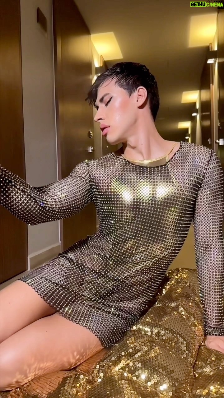 Pedro Figueira Instagram - ✨BRILLO✨ @treslucebeauty Look usando los productos de Octubre de @boxycharm! 😍 #boxycharmpartner @toyfactory y @ciatelondon