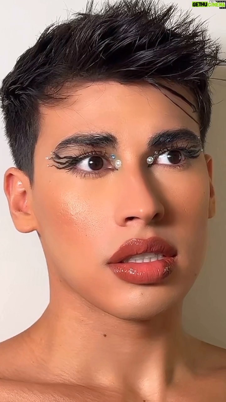 Pedro Figueira Instagram - Probando el look de @donni.davy con @boxycharm! ✨ La make-up artist de Euphoria #boxychiefmua #ad