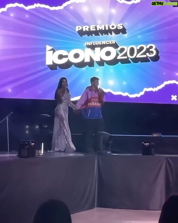 Pedro Figueira Instagram - 1. Y LA QUESO PLUMA 💋 2. Un anuncio especial 🫶🏼 3. Instagrammers del año 🇨🇴💖 4. Levantando el evento 5. @radiodivaza presente 📸 @alterinamedia @lianpic_ Medellín, Colombia