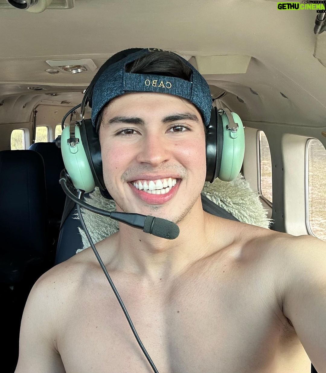 Pedro Figueira Instagram - Una selfie 🚁🤳🏻
