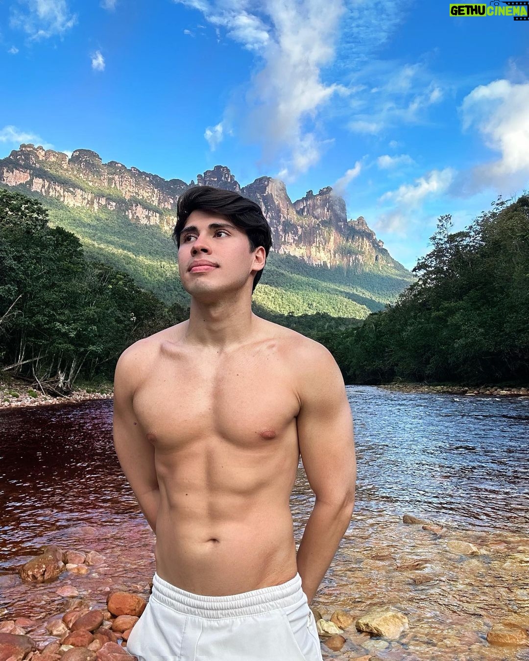 Pedro Figueira Instagram - Una vaina arrechísima! 💥💛💙❤️ Canaima National Park, Venezuela