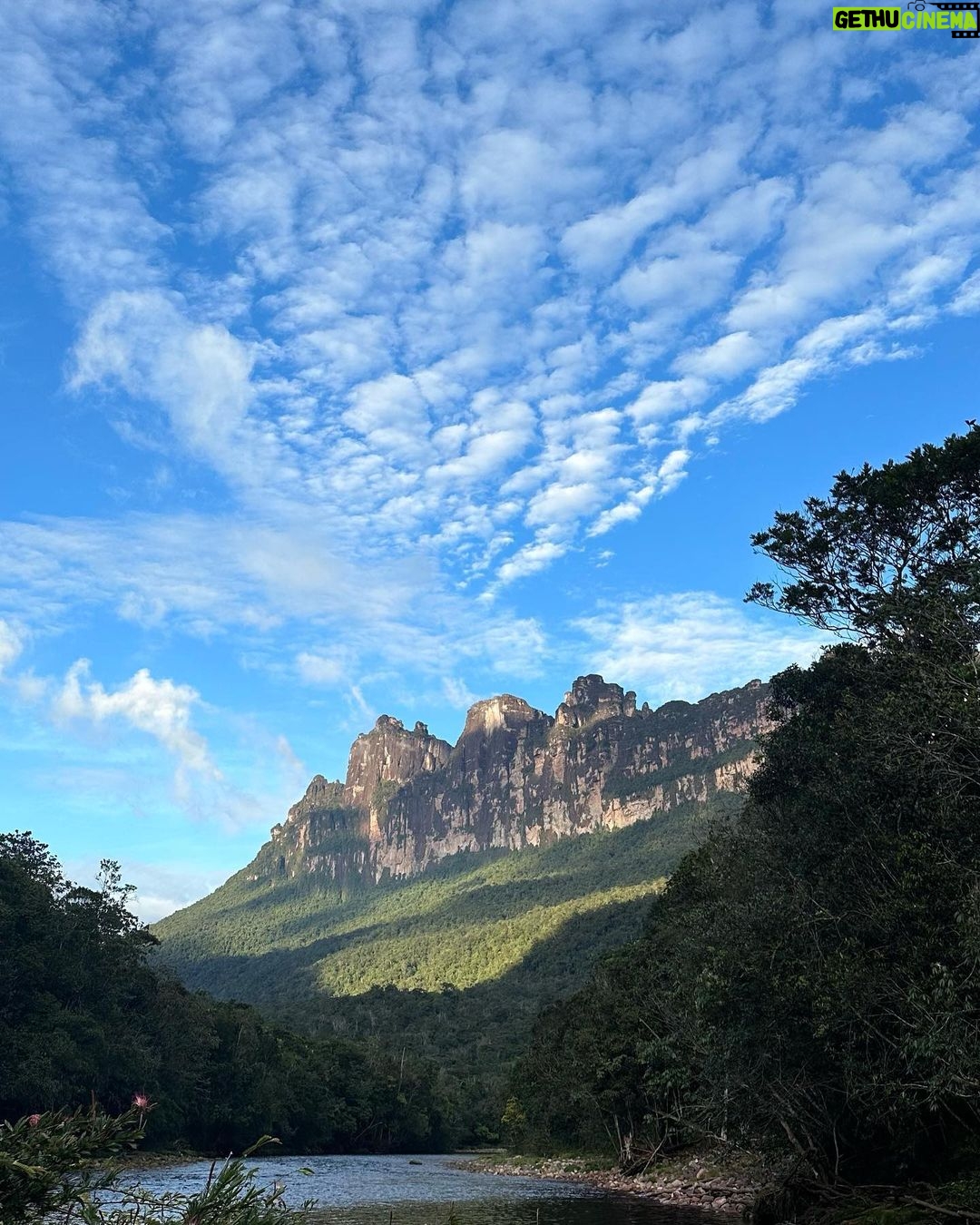 Pedro Figueira Instagram - Una vaina arrechísima! 💥💛💙❤️ Canaima National Park, Venezuela