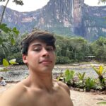 Pedro Figueira Instagram - La CASCADA MÁS ALTA del mundo queda en VENEZUELAAAA! 🇻🇪⛰️ Estoy demasiado emocionado de estar aquí, la energía es increíble. Tienen que venir, yo me quedé a dormir una noche acampando en el salto y lo volvería a hacer mil veces. Prometo que pronto se los muestro en video. Quiero traer a todos mis amigos de México :’) @wakulodge Salto Angel - Venezuela