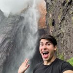 Pedro Figueira Instagram - La CASCADA MÁS ALTA del mundo queda en VENEZUELAAAA! 🇻🇪⛰️ Estoy demasiado emocionado de estar aquí, la energía es increíble. Tienen que venir, yo me quedé a dormir una noche acampando en el salto y lo volvería a hacer mil veces. Prometo que pronto se los muestro en video. Quiero traer a todos mis amigos de México :’) @wakulodge Salto Angel - Venezuela
