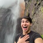 Pedro Figueira Instagram - La CASCADA MÁS ALTA del mundo queda en VENEZUELAAAA! 🇻🇪⛰️ Estoy demasiado emocionado de estar aquí, la energía es increíble. Tienen que venir, yo me quedé a dormir una noche acampando en el salto y lo volvería a hacer mil veces. Prometo que pronto se los muestro en video. Quiero traer a todos mis amigos de México :’) @wakulodge Salto Angel - Venezuela