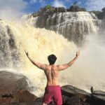 Pedro Figueira Instagram - QUÉ COMIENCE ESTA AVENTURA! 💥👏🏽 @wakulodge / Desde chiquito siempre quise conocer aquí pero nunca había podido, me acuerdo que de chiquito mis papás me llevaron en carro a recorrer La Gran Sabana pero venir hasta acá en ese entonces era algo imposible. Estoy impresionado de los hermosos paisajes que tiene mi país y Canaima, que es uno de los lugares más antiguos del planeta. Me hace mucha ilusión mostrarles un poquito de Venezuela. Si necesitan donde quedarse ya saben cual es el mejor. 🔝 Parque Nacional Canaima