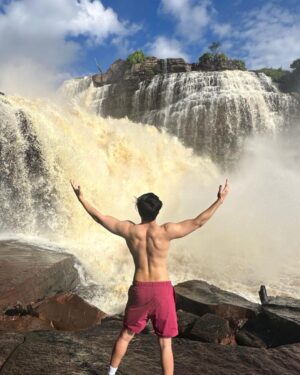 Pedro Figueira Instagram - QUÉ COMIENCE ESTA AVENTURA! 💥👏🏽 @wakulodge / Desde chiquito siempre quise conocer aquí pero nunca había podido, me acuerdo que de chiquito mis papás me llevaron en carro a recorrer La Gran Sabana pero venir hasta acá en ese entonces era algo imposible. Estoy impresionado de los hermosos paisajes que tiene mi país y Canaima, que es uno de los lugares más antiguos del planeta. Me hace mucha ilusión mostrarles un poquito de Venezuela. Si necesitan donde quedarse ya saben cual es el mejor. 🔝