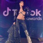 Pedro Figueira Instagram - Qué noche tan linda 🖤 TIK TOK AWARDS 🎤☺️ 🧥 @malafamastoremx @tonyberber_
