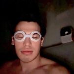Pedro Figueira Instagram - MI PRIMERA OPERACIÓN! 👁️🫣 Apenas puedo ver el teléfono de vuelta y les admito que me operé la vista por fin :’) tenía demasiadas ganas de hacérmelo desde hace muchos años y ya tengo la edad de ser candidato a la operación. Obviamente me dio demasiado nervios porque ajá mrk es EL OJO y ayer casi pensé que me iba a quedar ciego pero gracias a dios todo salió súper bien, no me dolió nada de nada al momento. La recuperación si fue un día de lágrimas y dolor y hasta pensé que me iba a quedar así (veía demasiado borroso) pero ya hoy como nueva. Llevo desde los 12 utilizando lentes y no puedo creer que ya puedo ver bien tan inmediatamente 🫡 #lasik SE LAS RECOMIENDO 🤞🏼