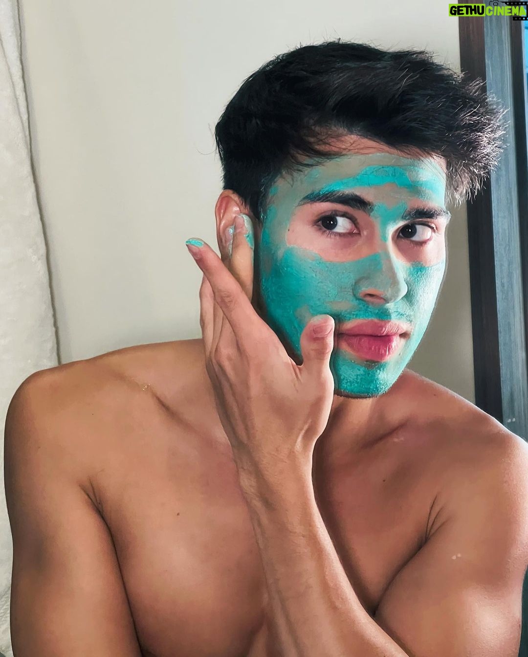 Pedro Figueira Instagram - Me acompañas? 💙 @glowrecipe @boxycharm ✨