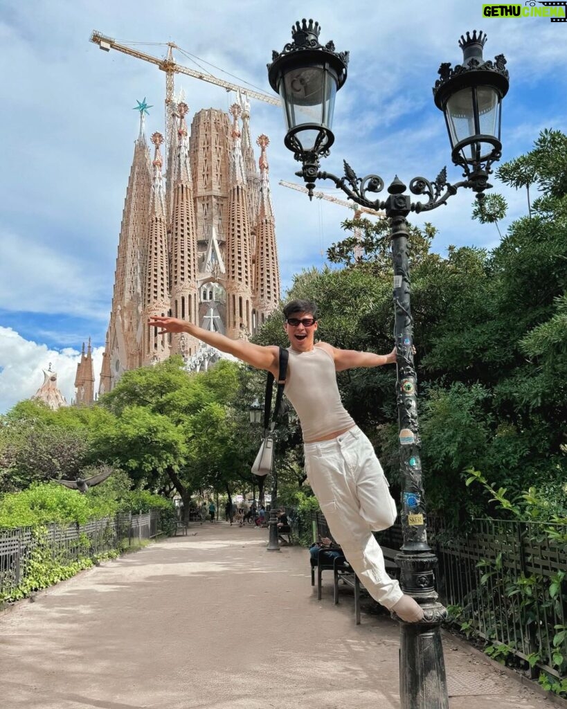 Pedro Figueira Instagram - Hoy fui a la iglesia ⛪ (y no me quemé) ☺🔥 Barcelona, Spain