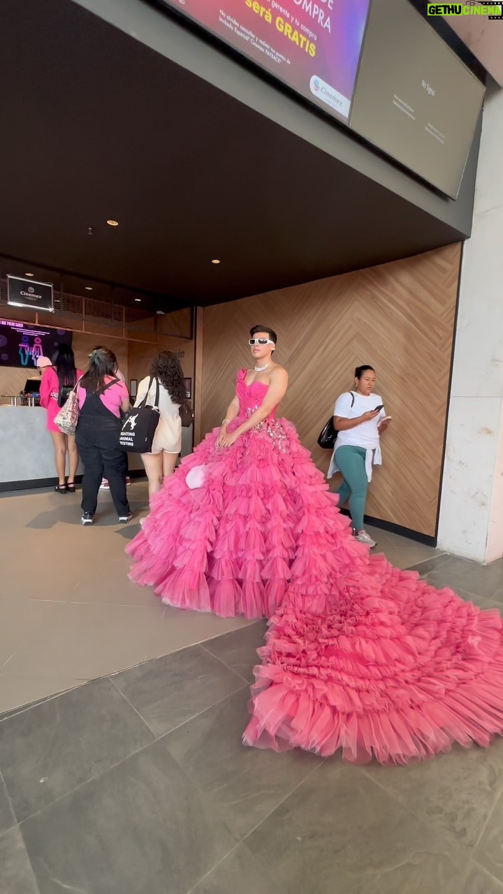 Pedro Figueira Instagram - Inventada siempre 💖💖 👗 @amarabyy 🫶🏼 #barbiemovie #barbie #barbieworld #barbiepelicula #barbiecore #pink #rosa