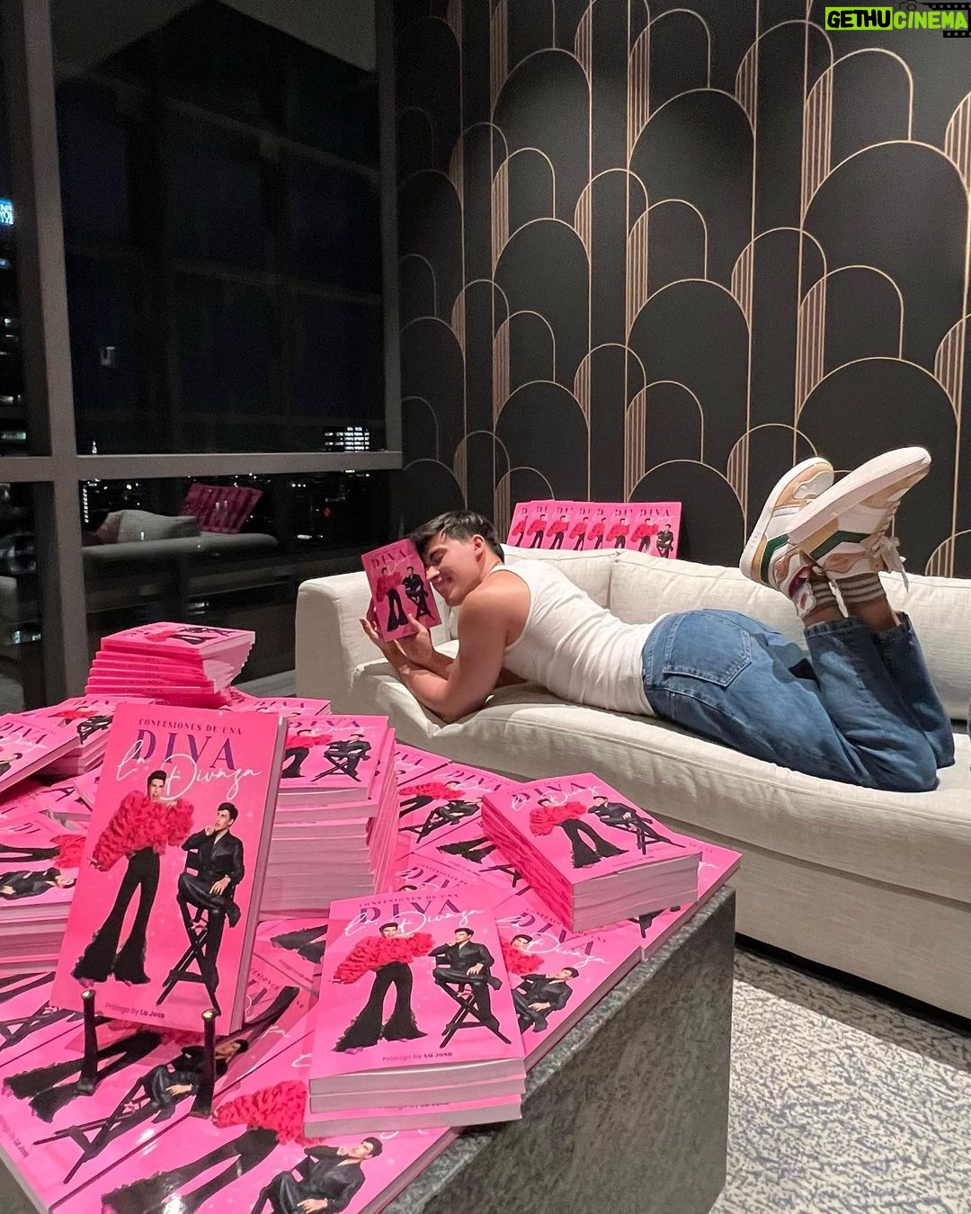 Pedro Figueira Instagram - Gracias por permitirme vivir esta etapa de mi vida 🤍 Mis tenis son de @krispykrememexico x @gallerycdmx 👟