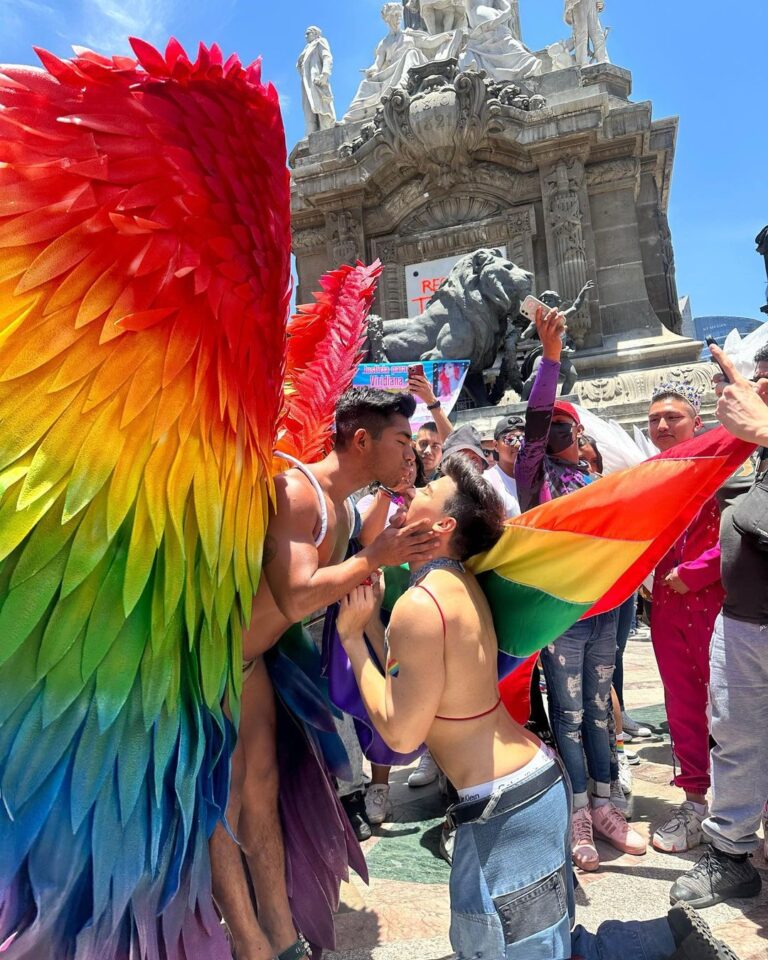 Pedro Figueira Instagram - Qué ilusos quienes pensaron que iban a poder bloquear tanto amor y color. 🌈🌈💖 Mexico City, Mexico