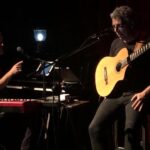 Pedro Guerra Instagram - @pedro_guerra cierra con éxito su gira de 21 conciertos en México Por @rodrigo_glez85 La relación que el cantautor español, #PedroGuerra, tiene con México es tan estrecha y cercana; comenzó desde 1999 cuando realizó sus primeros conciertos en tierra azteca y también cuando visitó ciudades como San Cristóbal de las Casas o el centro de Oaxaca. Quedó asombrado por lo que ahí encontró. Esa relación se agudizó aún más al dedicar su disco Ofrenda (2001) a nuestro país. Han pasado 24 años desde su primera visita a la República Mexicana y aunque de 2005 al 2013 dejó de venir, siempre hay motivos para regresar. #ElViajeDeVuelta es el nombre de la gira que lo trajo a México, gracias a la gestión de @gyrarte, durante el primer trimestre de 2023. Este tour lo llevó a realizar 21 conciertos por las ciudades más importantes y acompañado por Luis Fernández, gran pianista, su amigo y uno de sus colaboradores más cercanos en la mayoría de su discografía. Para finalizar este recorrido, el emblemático @forodeltejedor, CDMX, fue su oasis para despedirse. Del más reciente hasta su primer disco en solitario y con canciones originales, con excepción de #SinPuntosNiComas (soneto escrito por #joaquínsabina y musicalizado por el propio Pedro), fue el recorrido musical que el autor de #OtraFormaDeSentir decidió hacer para esta gira. Seleccionó una o dos, y por momentos tres temas de cada uno de ellos. Fue un viaje en retrospectiva por sus temas más queridos, fue un diálogo sonoro impecable entre el piano, de Fernández, y la guitarra, de Guerra, aunado a sus invitados de lujo que lo acompañaron a dúo: @leoelleon (Ofrenda); @miguelinzunza (Primera Morna); @eldavidaguilar (Debajo del puente); @eoceransky (Deseo) y @muerdomusica (El marido de la peluquera). Fue un viaje cálido y de altas dosis de calidad, de una lírica precisa, poética y audaz. Los que estuvimos presentes fuimos testigos de uno de los conciertos más disfrutables, de uno de los cantautores más destacados y referentes de su país y de América Latina. Pedro, regresa pronto... @cabrerizomaria Foro del Tejedor