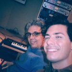 Pedro Guerra Instagram - Llevo una temporada rodeado de maestros que, sin entonces conocerlos de nada, influyeron en mi de una manera sobrenatural. Ahora tengo la suerte de poder trabajar con ellos y de descubrir a la persona que hay detrás de la música. Recuerdo aquellas charlas que nos daban en el colegio sobre que rama del bachillerato elegir para luego poder estudiar una carrera que también debías escoger. En mi caso, sabía que iba a elegir el bachillerato artístico y acabé en la carrera de Comunicación Audiovisual en la universidad y mi formación como trombonista profesional. Pero, a decir verdad, esas no eran mis prioridades en mi cabeza. Mi anhelo, por encima de todo, era encontrar el siguiente verso en la canción; el acorde perfecto y tocar las cuerdas de la manera que se me pusiera la carne de gallina. Intentar hacerlo como lo hace Pedro Guerra (@pedro_guerra), por ejemplo. Hoy tengo la suerte de poder estar trabajando con él en uno de los proyectos más hermosos que me he encontrado en el camino. Estoy muy feliz y esta tarde quería contároslo. Gracias por acompañarme. Aquí os dejo unas cuantas placas analógicas que nos hice en el estudio.
