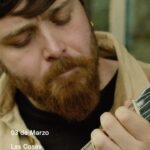 Pedro Guerra Instagram - El primer single se titula "Las Cosas Que Importan" junto a @pedro_guerra será de ustedes el próximo 3 de MARZO 🤍 Esta es la primera de muchas colaboraciones que habrá en el nuevo álbum LO PURO… qué nervios tengo de sacarlo, madre míaaaaaa 🥲🍃 Es todo un honor para mi compartir con uno de mis referentes musicales desde que tengo casi uso de razón ♥️ En las stories les dejo el presave de la canción y algo más de info! Háganlo háganlo haganloooo 🦦 ~ les dejo un avance de lo que es la música y el videocliiiip ♥️ segunda foto son algunos frames del videoclip que publicaremos también el día 03/03 del tema junto a Pedro. Realizado por @thegoodcompanyband y @carlos_karlst en Madrid hace un tiempito 🥺 la 3ª foto es la portada tan preciosa del single, que viene a cargo de mis admirados @santanasantana.es que han hecho la dirección de arte y diseño. La foto del bodegón es de @ampiaristu con la ayuda de @octaviobarrera 🪨 ~ música de @hirahiafonso letra de @pedro_guerra guitarra española/eléctrica @paufigueresmusic bajo eléctrico @chewybass trompeta @klausstroink voz, timple y percusiones @pedro_guerra timple/guitarra española @hirahiafonso mix & master @the_sound_of_wood