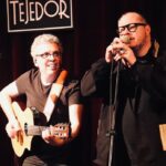 Pedro Guerra Instagram - @pedro_guerra cierra con éxito su gira de 21 conciertos en México Por @rodrigo_glez85 La relación que el cantautor español, #PedroGuerra, tiene con México es tan estrecha y cercana; comenzó desde 1999 cuando realizó sus primeros conciertos en tierra azteca y también cuando visitó ciudades como San Cristóbal de las Casas o el centro de Oaxaca. Quedó asombrado por lo que ahí encontró. Esa relación se agudizó aún más al dedicar su disco Ofrenda (2001) a nuestro país. Han pasado 24 años desde su primera visita a la República Mexicana y aunque de 2005 al 2013 dejó de venir, siempre hay motivos para regresar. #ElViajeDeVuelta es el nombre de la gira que lo trajo a México, gracias a la gestión de @gyrarte, durante el primer trimestre de 2023. Este tour lo llevó a realizar 21 conciertos por las ciudades más importantes y acompañado por Luis Fernández, gran pianista, su amigo y uno de sus colaboradores más cercanos en la mayoría de su discografía. Para finalizar este recorrido, el emblemático @forodeltejedor, CDMX, fue su oasis para despedirse. Del más reciente hasta su primer disco en solitario y con canciones originales, con excepción de #SinPuntosNiComas (soneto escrito por #joaquínsabina y musicalizado por el propio Pedro), fue el recorrido musical que el autor de #OtraFormaDeSentir decidió hacer para esta gira. Seleccionó una o dos, y por momentos tres temas de cada uno de ellos. Fue un viaje en retrospectiva por sus temas más queridos, fue un diálogo sonoro impecable entre el piano, de Fernández, y la guitarra, de Guerra, aunado a sus invitados de lujo que lo acompañaron a dúo: @leoelleon (Ofrenda); @miguelinzunza (Primera Morna); @eldavidaguilar (Debajo del puente); @eoceransky (Deseo) y @muerdomusica (El marido de la peluquera). Fue un viaje cálido y de altas dosis de calidad, de una lírica precisa, poética y audaz. Los que estuvimos presentes fuimos testigos de uno de los conciertos más disfrutables, de uno de los cantautores más destacados y referentes de su país y de América Latina. Pedro, regresa pronto... @cabrerizomaria Foro del Tejedor