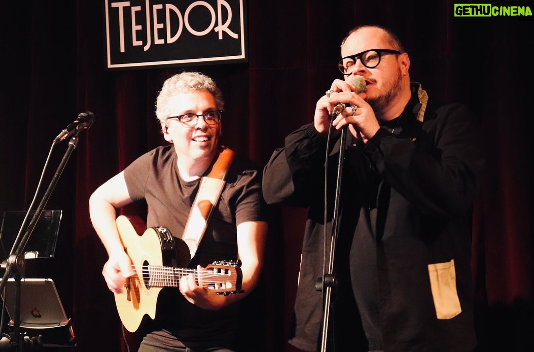 Pedro Guerra Instagram - @pedro_guerra cierra con éxito su gira de 21 conciertos en México Por @rodrigo_glez85 La relación que el cantautor español, #PedroGuerra, tiene con México es tan estrecha y cercana; comenzó desde 1999 cuando realizó sus primeros conciertos en tierra azteca y también cuando visitó ciudades como San Cristóbal de las Casas o el centro de Oaxaca. Quedó asombrado por lo que ahí encontró. Esa relación se agudizó aún más al dedicar su disco Ofrenda (2001) a nuestro país. Han pasado 24 años desde su primera visita a la República Mexicana y aunque de 2005 al 2013 dejó de venir, siempre hay motivos para regresar. #ElViajeDeVuelta es el nombre de la gira que lo trajo a México, gracias a la gestión de @gyrarte, durante el primer trimestre de 2023. Este tour lo llevó a realizar 21 conciertos por las ciudades más importantes y acompañado por Luis Fernández, gran pianista, su amigo y uno de sus colaboradores más cercanos en la mayoría de su discografía. Para finalizar este recorrido, el emblemático @forodeltejedor, CDMX, fue su oasis para despedirse. Del más reciente hasta su primer disco en solitario y con canciones originales, con excepción de #SinPuntosNiComas (soneto escrito por #joaquínsabina y musicalizado por el propio Pedro), fue el recorrido musical que el autor de #OtraFormaDeSentir decidió hacer para esta gira. Seleccionó una o dos, y por momentos tres temas de cada uno de ellos. Fue un viaje en retrospectiva por sus temas más queridos, fue un diálogo sonoro impecable entre el piano, de Fernández, y la guitarra, de Guerra, aunado a sus invitados de lujo que lo acompañaron a dúo: @leoelleon (Ofrenda); @miguelinzunza (Primera Morna); @eldavidaguilar (Debajo del puente); @eoceransky (Deseo) y @muerdomusica (El marido de la peluquera). Fue un viaje cálido y de altas dosis de calidad, de una lírica precisa, poética y audaz. Los que estuvimos presentes fuimos testigos de uno de los conciertos más disfrutables, de uno de los cantautores más destacados y referentes de su país y de América Latina. Pedro, regresa pronto... @cabrerizomaria Foro del Tejedor