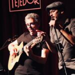 Pedro Guerra Instagram - @pedro_guerra cierra con éxito su gira de 21 conciertos en México Por @rodrigo_glez85 La relación que el cantautor español, #PedroGuerra, tiene con México es tan estrecha y cercana; comenzó desde 1999 cuando realizó sus primeros conciertos en tierra azteca y también cuando visitó ciudades como San Cristóbal de las Casas o el centro de Oaxaca. Quedó asombrado por lo que ahí encontró. Esa relación se agudizó aún más al dedicar su disco Ofrenda (2001) a nuestro país. Han pasado 24 años desde su primera visita a la República Mexicana y aunque de 2005 al 2013 dejó de venir, siempre hay motivos para regresar. #ElViajeDeVuelta es el nombre de la gira que lo trajo a México, gracias a la gestión de @gyrarte, durante el primer trimestre de 2023. Este tour lo llevó a realizar 21 conciertos por las ciudades más importantes y acompañado por Luis Fernández, gran pianista, su amigo y uno de sus colaboradores más cercanos en la mayoría de su discografía. Para finalizar este recorrido, el emblemático @forodeltejedor, CDMX, fue su oasis para despedirse. Del más reciente hasta su primer disco en solitario y con canciones originales, con excepción de #SinPuntosNiComas (soneto escrito por #joaquínsabina y musicalizado por el propio Pedro), fue el recorrido musical que el autor de #OtraFormaDeSentir decidió hacer para esta gira. Seleccionó una o dos, y por momentos tres temas de cada uno de ellos. Fue un viaje en retrospectiva por sus temas más queridos, fue un diálogo sonoro impecable entre el piano, de Fernández, y la guitarra, de Guerra, aunado a sus invitados de lujo que lo acompañaron a dúo: @leoelleon (Ofrenda); @miguelinzunza (Primera Morna); @eldavidaguilar (Debajo del puente); @eoceransky (Deseo) y @muerdomusica (El marido de la peluquera). Fue un viaje cálido y de altas dosis de calidad, de una lírica precisa, poética y audaz. Los que estuvimos presentes fuimos testigos de uno de los conciertos más disfrutables, de uno de los cantautores más destacados y referentes de su país y de América Latina. Pedro, regresa pronto... @cabrerizomaria Foro del Tejedor