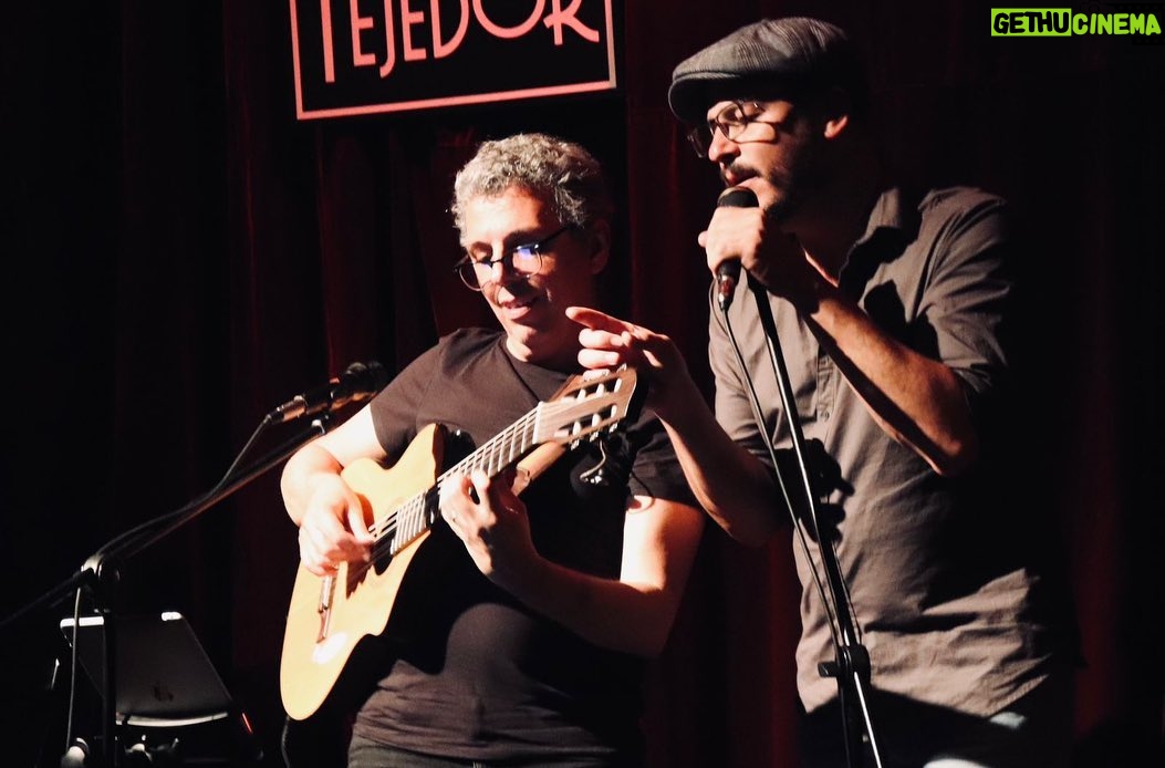 Pedro Guerra Instagram - @pedro_guerra cierra con éxito su gira de 21 conciertos en México Por @rodrigo_glez85 La relación que el cantautor español, #PedroGuerra, tiene con México es tan estrecha y cercana; comenzó desde 1999 cuando realizó sus primeros conciertos en tierra azteca y también cuando visitó ciudades como San Cristóbal de las Casas o el centro de Oaxaca. Quedó asombrado por lo que ahí encontró. Esa relación se agudizó aún más al dedicar su disco Ofrenda (2001) a nuestro país. Han pasado 24 años desde su primera visita a la República Mexicana y aunque de 2005 al 2013 dejó de venir, siempre hay motivos para regresar. #ElViajeDeVuelta es el nombre de la gira que lo trajo a México, gracias a la gestión de @gyrarte, durante el primer trimestre de 2023. Este tour lo llevó a realizar 21 conciertos por las ciudades más importantes y acompañado por Luis Fernández, gran pianista, su amigo y uno de sus colaboradores más cercanos en la mayoría de su discografía. Para finalizar este recorrido, el emblemático @forodeltejedor, CDMX, fue su oasis para despedirse. Del más reciente hasta su primer disco en solitario y con canciones originales, con excepción de #SinPuntosNiComas (soneto escrito por #joaquínsabina y musicalizado por el propio Pedro), fue el recorrido musical que el autor de #OtraFormaDeSentir decidió hacer para esta gira. Seleccionó una o dos, y por momentos tres temas de cada uno de ellos. Fue un viaje en retrospectiva por sus temas más queridos, fue un diálogo sonoro impecable entre el piano, de Fernández, y la guitarra, de Guerra, aunado a sus invitados de lujo que lo acompañaron a dúo: @leoelleon (Ofrenda); @miguelinzunza (Primera Morna); @eldavidaguilar (Debajo del puente); @eoceransky (Deseo) y @muerdomusica (El marido de la peluquera). Fue un viaje cálido y de altas dosis de calidad, de una lírica precisa, poética y audaz. Los que estuvimos presentes fuimos testigos de uno de los conciertos más disfrutables, de uno de los cantautores más destacados y referentes de su país y de América Latina. Pedro, regresa pronto... @cabrerizomaria Foro del Tejedor