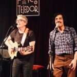 Pedro Guerra Instagram - @pedro_guerra cierra con éxito su gira de 21 conciertos en México Por @rodrigo_glez85 La relación que el cantautor español, #PedroGuerra, tiene con México es tan estrecha y cercana; comenzó desde 1999 cuando realizó sus primeros conciertos en tierra azteca y también cuando visitó ciudades como San Cristóbal de las Casas o el centro de Oaxaca. Quedó asombrado por lo que ahí encontró. Esa relación se agudizó aún más al dedicar su disco Ofrenda (2001) a nuestro país. Han pasado 24 años desde su primera visita a la República Mexicana y aunque de 2005 al 2013 dejó de venir, siempre hay motivos para regresar. #ElViajeDeVuelta es el nombre de la gira que lo trajo a México, gracias a la gestión de @gyrarte, durante el primer trimestre de 2023. Este tour lo llevó a realizar 21 conciertos por las ciudades más importantes y acompañado por Luis Fernández, gran pianista, su amigo y uno de sus colaboradores más cercanos en la mayoría de su discografía. Para finalizar este recorrido, el emblemático @forodeltejedor, CDMX, fue su oasis para despedirse. Del más reciente hasta su primer disco en solitario y con canciones originales, con excepción de #SinPuntosNiComas (soneto escrito por #joaquínsabina y musicalizado por el propio Pedro), fue el recorrido musical que el autor de #OtraFormaDeSentir decidió hacer para esta gira. Seleccionó una o dos, y por momentos tres temas de cada uno de ellos. Fue un viaje en retrospectiva por sus temas más queridos, fue un diálogo sonoro impecable entre el piano, de Fernández, y la guitarra, de Guerra, aunado a sus invitados de lujo que lo acompañaron a dúo: @leoelleon (Ofrenda); @miguelinzunza (Primera Morna); @eldavidaguilar (Debajo del puente); @eoceransky (Deseo) y @muerdomusica (El marido de la peluquera). Fue un viaje cálido y de altas dosis de calidad, de una lírica precisa, poética y audaz. Los que estuvimos presentes fuimos testigos de uno de los conciertos más disfrutables, de uno de los cantautores más destacados y referentes de su país y de América Latina. Pedro, regresa pronto... @cabrerizomaria Foro del Tejedor