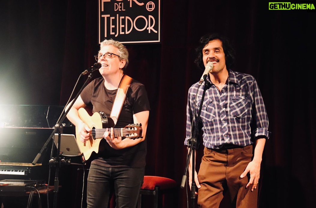 Pedro Guerra Instagram - @pedro_guerra cierra con éxito su gira de 21 conciertos en México Por @rodrigo_glez85 La relación que el cantautor español, #PedroGuerra, tiene con México es tan estrecha y cercana; comenzó desde 1999 cuando realizó sus primeros conciertos en tierra azteca y también cuando visitó ciudades como San Cristóbal de las Casas o el centro de Oaxaca. Quedó asombrado por lo que ahí encontró. Esa relación se agudizó aún más al dedicar su disco Ofrenda (2001) a nuestro país. Han pasado 24 años desde su primera visita a la República Mexicana y aunque de 2005 al 2013 dejó de venir, siempre hay motivos para regresar. #ElViajeDeVuelta es el nombre de la gira que lo trajo a México, gracias a la gestión de @gyrarte, durante el primer trimestre de 2023. Este tour lo llevó a realizar 21 conciertos por las ciudades más importantes y acompañado por Luis Fernández, gran pianista, su amigo y uno de sus colaboradores más cercanos en la mayoría de su discografía. Para finalizar este recorrido, el emblemático @forodeltejedor, CDMX, fue su oasis para despedirse. Del más reciente hasta su primer disco en solitario y con canciones originales, con excepción de #SinPuntosNiComas (soneto escrito por #joaquínsabina y musicalizado por el propio Pedro), fue el recorrido musical que el autor de #OtraFormaDeSentir decidió hacer para esta gira. Seleccionó una o dos, y por momentos tres temas de cada uno de ellos. Fue un viaje en retrospectiva por sus temas más queridos, fue un diálogo sonoro impecable entre el piano, de Fernández, y la guitarra, de Guerra, aunado a sus invitados de lujo que lo acompañaron a dúo: @leoelleon (Ofrenda); @miguelinzunza (Primera Morna); @eldavidaguilar (Debajo del puente); @eoceransky (Deseo) y @muerdomusica (El marido de la peluquera). Fue un viaje cálido y de altas dosis de calidad, de una lírica precisa, poética y audaz. Los que estuvimos presentes fuimos testigos de uno de los conciertos más disfrutables, de uno de los cantautores más destacados y referentes de su país y de América Latina. Pedro, regresa pronto... @cabrerizomaria Foro del Tejedor