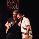 Pedro Guerra Instagram - @pedro_guerra cierra con éxito su gira de 21 conciertos en México Por @rodrigo_glez85 La relación que el cantautor español, #PedroGuerra, tiene con México es tan estrecha y cercana; comenzó desde 1999 cuando realizó sus primeros conciertos en tierra azteca y también cuando visitó ciudades como San Cristóbal de las Casas o el centro de Oaxaca. Quedó asombrado por lo que ahí encontró. Esa relación se agudizó aún más al dedicar su disco Ofrenda (2001) a nuestro país. Han pasado 24 años desde su primera visita a la República Mexicana y aunque de 2005 al 2013 dejó de venir, siempre hay motivos para regresar. #ElViajeDeVuelta es el nombre de la gira que lo trajo a México, gracias a la gestión de @gyrarte, durante el primer trimestre de 2023. Este tour lo llevó a realizar 21 conciertos por las ciudades más importantes y acompañado por Luis Fernández, gran pianista, su amigo y uno de sus colaboradores más cercanos en la mayoría de su discografía. Para finalizar este recorrido, el emblemático @forodeltejedor, CDMX, fue su oasis para despedirse. Del más reciente hasta su primer disco en solitario y con canciones originales, con excepción de #SinPuntosNiComas (soneto escrito por #joaquínsabina y musicalizado por el propio Pedro), fue el recorrido musical que el autor de #OtraFormaDeSentir decidió hacer para esta gira. Seleccionó una o dos, y por momentos tres temas de cada uno de ellos. Fue un viaje en retrospectiva por sus temas más queridos, fue un diálogo sonoro impecable entre el piano, de Fernández, y la guitarra, de Guerra, aunado a sus invitados de lujo que lo acompañaron a dúo: @leoelleon (Ofrenda); @miguelinzunza (Primera Morna); @eldavidaguilar (Debajo del puente); @eoceransky (Deseo) y @muerdomusica (El marido de la peluquera). Fue un viaje cálido y de altas dosis de calidad, de una lírica precisa, poética y audaz. Los que estuvimos presentes fuimos testigos de uno de los conciertos más disfrutables, de uno de los cantautores más destacados y referentes de su país y de América Latina. Pedro, regresa pronto... @cabrerizomaria Foro del Tejedor