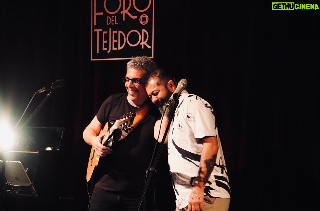 Pedro Guerra Instagram - @pedro_guerra cierra con éxito su gira de 21 conciertos en México Por @rodrigo_glez85 La relación que el cantautor español, #PedroGuerra, tiene con México es tan estrecha y cercana; comenzó desde 1999 cuando realizó sus primeros conciertos en tierra azteca y también cuando visitó ciudades como San Cristóbal de las Casas o el centro de Oaxaca. Quedó asombrado por lo que ahí encontró. Esa relación se agudizó aún más al dedicar su disco Ofrenda (2001) a nuestro país. Han pasado 24 años desde su primera visita a la República Mexicana y aunque de 2005 al 2013 dejó de venir, siempre hay motivos para regresar. #ElViajeDeVuelta es el nombre de la gira que lo trajo a México, gracias a la gestión de @gyrarte, durante el primer trimestre de 2023. Este tour lo llevó a realizar 21 conciertos por las ciudades más importantes y acompañado por Luis Fernández, gran pianista, su amigo y uno de sus colaboradores más cercanos en la mayoría de su discografía. Para finalizar este recorrido, el emblemático @forodeltejedor, CDMX, fue su oasis para despedirse. Del más reciente hasta su primer disco en solitario y con canciones originales, con excepción de #SinPuntosNiComas (soneto escrito por #joaquínsabina y musicalizado por el propio Pedro), fue el recorrido musical que el autor de #OtraFormaDeSentir decidió hacer para esta gira. Seleccionó una o dos, y por momentos tres temas de cada uno de ellos. Fue un viaje en retrospectiva por sus temas más queridos, fue un diálogo sonoro impecable entre el piano, de Fernández, y la guitarra, de Guerra, aunado a sus invitados de lujo que lo acompañaron a dúo: @leoelleon (Ofrenda); @miguelinzunza (Primera Morna); @eldavidaguilar (Debajo del puente); @eoceransky (Deseo) y @muerdomusica (El marido de la peluquera). Fue un viaje cálido y de altas dosis de calidad, de una lírica precisa, poética y audaz. Los que estuvimos presentes fuimos testigos de uno de los conciertos más disfrutables, de uno de los cantautores más destacados y referentes de su país y de América Latina. Pedro, regresa pronto... @cabrerizomaria Foro del Tejedor