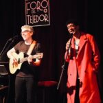 Pedro Guerra Instagram - @pedro_guerra cierra con éxito su gira de 21 conciertos en México Por @rodrigo_glez85 La relación que el cantautor español, #PedroGuerra, tiene con México es tan estrecha y cercana; comenzó desde 1999 cuando realizó sus primeros conciertos en tierra azteca y también cuando visitó ciudades como San Cristóbal de las Casas o el centro de Oaxaca. Quedó asombrado por lo que ahí encontró. Esa relación se agudizó aún más al dedicar su disco Ofrenda (2001) a nuestro país. Han pasado 24 años desde su primera visita a la República Mexicana y aunque de 2005 al 2013 dejó de venir, siempre hay motivos para regresar. #ElViajeDeVuelta es el nombre de la gira que lo trajo a México, gracias a la gestión de @gyrarte, durante el primer trimestre de 2023. Este tour lo llevó a realizar 21 conciertos por las ciudades más importantes y acompañado por Luis Fernández, gran pianista, su amigo y uno de sus colaboradores más cercanos en la mayoría de su discografía. Para finalizar este recorrido, el emblemático @forodeltejedor, CDMX, fue su oasis para despedirse. Del más reciente hasta su primer disco en solitario y con canciones originales, con excepción de #SinPuntosNiComas (soneto escrito por #joaquínsabina y musicalizado por el propio Pedro), fue el recorrido musical que el autor de #OtraFormaDeSentir decidió hacer para esta gira. Seleccionó una o dos, y por momentos tres temas de cada uno de ellos. Fue un viaje en retrospectiva por sus temas más queridos, fue un diálogo sonoro impecable entre el piano, de Fernández, y la guitarra, de Guerra, aunado a sus invitados de lujo que lo acompañaron a dúo: @leoelleon (Ofrenda); @miguelinzunza (Primera Morna); @eldavidaguilar (Debajo del puente); @eoceransky (Deseo) y @muerdomusica (El marido de la peluquera). Fue un viaje cálido y de altas dosis de calidad, de una lírica precisa, poética y audaz. Los que estuvimos presentes fuimos testigos de uno de los conciertos más disfrutables, de uno de los cantautores más destacados y referentes de su país y de América Latina. Pedro, regresa pronto... @cabrerizomaria Foro del Tejedor
