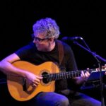 Pedro Guerra Instagram - El artista Pedro Guerra participará en el Festival Poetas de Mayo 2023 con su obra Sonetos: Palabras en el Aire. El músico hace un recorrido a través de su personal historia del soneto, poniendo música a sonetos de diferentes autores entre los que se encuentran Garcilaso de la Vega, Quevedo o Lope entre muchos. ¿Os lo vais a perder? 📍El próximo 20 de mayo, en el Teatro Félix Petite #PoetasEnMayo Pedro Guerra Poetak Maiatzean 2023 jaialdian parte hartuko du "Sonetos: Palabras en el Aire" lanarekin. Musikariak ibilbide bat egiten du sonetoaren bere historia pertsonalean zehar, hainbat egileren sonetoei musika jarriz, besteak beste, Garcilaso de la Vega, Quevedo edo Lope. Galduko duzue? 📍Datorren maiatzaren 20an, Felix Petite Antzokian #PoetakMaiatzean Eskerrik asko/Gracias @vg_kultura @irekiaejgv @arabakoforualdundia @visiteuskadi @culturagob @vitalfundazioa @grupoeleyco @aidazu.audiovisuales @elcorreo_alava @radio_vitoria_eitb