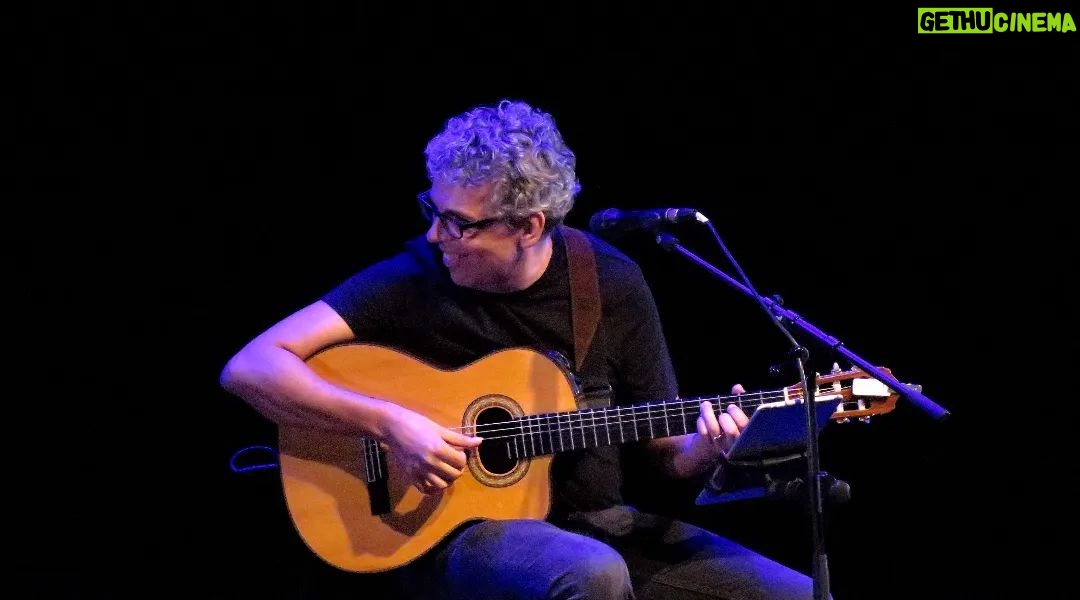 Pedro Guerra Instagram - El artista Pedro Guerra participará en el Festival Poetas de Mayo 2023 con su obra Sonetos: Palabras en el Aire. El músico hace un recorrido a través de su personal historia del soneto, poniendo música a sonetos de diferentes autores entre los que se encuentran Garcilaso de la Vega, Quevedo o Lope entre muchos. ¿Os lo vais a perder? 📍El próximo 20 de mayo, en el Teatro Félix Petite #PoetasEnMayo Pedro Guerra Poetak Maiatzean 2023 jaialdian parte hartuko du "Sonetos: Palabras en el Aire" lanarekin. Musikariak ibilbide bat egiten du sonetoaren bere historia pertsonalean zehar, hainbat egileren sonetoei musika jarriz, besteak beste, Garcilaso de la Vega, Quevedo edo Lope. Galduko duzue? 📍Datorren maiatzaren 20an, Felix Petite Antzokian #PoetakMaiatzean Eskerrik asko/Gracias @vg_kultura @irekiaejgv @arabakoforualdundia @visiteuskadi @culturagob @vitalfundazioa @grupoeleyco @aidazu.audiovisuales @elcorreo_alava @radio_vitoria_eitb