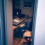 Pedro Guerra Instagram - Llevo una temporada rodeado de maestros que, sin entonces conocerlos de nada, influyeron en mi de una manera sobrenatural. Ahora tengo la suerte de poder trabajar con ellos y de descubrir a la persona que hay detrás de la música. Recuerdo aquellas charlas que nos daban en el colegio sobre que rama del bachillerato elegir para luego poder estudiar una carrera que también debías escoger. En mi caso, sabía que iba a elegir el bachillerato artístico y acabé en la carrera de Comunicación Audiovisual en la universidad y mi formación como trombonista profesional. Pero, a decir verdad, esas no eran mis prioridades en mi cabeza. Mi anhelo, por encima de todo, era encontrar el siguiente verso en la canción; el acorde perfecto y tocar las cuerdas de la manera que se me pusiera la carne de gallina. Intentar hacerlo como lo hace Pedro Guerra (@pedro_guerra), por ejemplo. Hoy tengo la suerte de poder estar trabajando con él en uno de los proyectos más hermosos que me he encontrado en el camino. Estoy muy feliz y esta tarde quería contároslo. Gracias por acompañarme. Aquí os dejo unas cuantas placas analógicas que nos hice en el estudio.