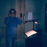 Pedro Guerra Instagram - Llevo una temporada rodeado de maestros que, sin entonces conocerlos de nada, influyeron en mi de una manera sobrenatural. Ahora tengo la suerte de poder trabajar con ellos y de descubrir a la persona que hay detrás de la música. Recuerdo aquellas charlas que nos daban en el colegio sobre que rama del bachillerato elegir para luego poder estudiar una carrera que también debías escoger. En mi caso, sabía que iba a elegir el bachillerato artístico y acabé en la carrera de Comunicación Audiovisual en la universidad y mi formación como trombonista profesional. Pero, a decir verdad, esas no eran mis prioridades en mi cabeza. Mi anhelo, por encima de todo, era encontrar el siguiente verso en la canción; el acorde perfecto y tocar las cuerdas de la manera que se me pusiera la carne de gallina. Intentar hacerlo como lo hace Pedro Guerra (@pedro_guerra), por ejemplo. Hoy tengo la suerte de poder estar trabajando con él en uno de los proyectos más hermosos que me he encontrado en el camino. Estoy muy feliz y esta tarde quería contároslo. Gracias por acompañarme. Aquí os dejo unas cuantas placas analógicas que nos hice en el estudio.
