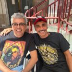 Pedro Guerra Instagram - Quién mejor que @canco_drilo testigo directo de la grabación del Vol.1 de PARCEIROS, para que les cuente cómo es que él lo vio y lo sintió: "Pedro Guerra rompe el molde con (su nuevo trabajo) PARCEIROS. Un proyecto de tres volúmenes capitaneado por el cantautor tinerfeño cargado de canciones, donde por un lado se vacía ofreciéndonos lo mejor de sí mismo y por otro consigue que más de 36 artistas se embarquen en este proyecto único. Un sistema solar girando en torno a él donde todos coexisten siendo creadores e intérpretes, creando un universo sensorial atípico, exclusivo y sobresaliente. PARCEIROS es la asociación entre dos artistas para crear una nueva obra. El concepto, más allá de (ser) una colaboración o unos simples duetos, trata de embarcar en un viaje a ambos creadores en busca de un lugar único, nuevo y hasta ahora desconocido para ambos. Un mimado trabajo artesanal tan antiguo que se hace necesario recuperar. Producido mano a mano junto a Pablo Cebrián, con quien repite tras su anterior trabajo “El Viaje” con el que consiguió la nominación a “Mejor Álbum de Cantautor” en los Premios Grammy. En PARCEIROS nadie canta las canciones de nadie. Donde Pedro escribe, otros componen y donde Pedro compone, otros escriben. Recordando a las míticas (elevadas) parcerías de Vinicius de Moraes, Pedro Guerra ha trabajado, desafiando a las distancias y al tiempo, con artistas amigos como Bunbury, Alice Wonder, Conchita, Rita Payés, y el Kanka entre otros muchos. (Una combinación de) Colores que al mezclarse generan un nuevo color. Parceiros es una paleta de 36 tonalidades diferentes como resultado de fundir/combinar dos colores". Canco Rodríguez