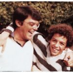 Pedro Guerra Instagram - El 29 de Septiembre de 1991, hoy se cumplen 32 años, murió mi padre: Pedro Guerra Cabrera. En muchos aspectos, el significó el lugar donde yo aprendí muchas cosas que tienen que ver con lo que soy: el lugar de la música y la poesía, los libros y las canciones. Al día siguiente de su partida, escribí una canción que titulé Septiembre y de la que aún conservo la letra: Me enseñó el lenguaje de los años Y aprendí el decir de lo que fuimos Me alcanzó al estante de los libros Cuanto fui fue el buen pan de sus manos Me dejó cantando y se fue Me enseñó el desorden la inocencia El vivir colgado de la risa Como cura dulce de una herida Me llenó la casa de poemas Me mostró la puerta y se fue Me enseñó el lugar donde los buenos Son los buenos y cómo abrazarlos Esquivó el dolor y el desencanto Y aún así no dejó de creerlo Me dejó creciendo y se fue Me enseñó el país y sus nacientes La raíz la luz de mis canciones Conoció la sombra y sus dolores Escuchó mi voz y me dio suerte Me abrazó tan fuerte y se fue Yo tenía 25 años