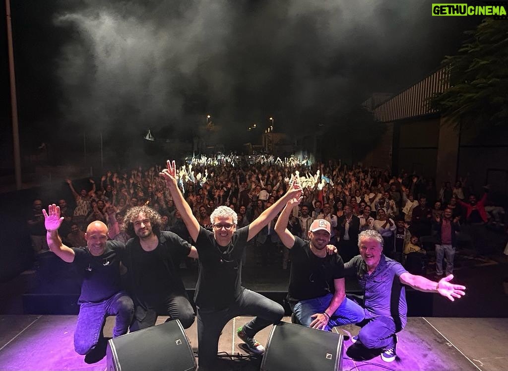 Pedro Guerra Instagram - Esta noche en Santa Úrsula ha sido increíble y el sábado pasado en la Plaza del Cristo también. Gracias Tenerife. Volvemos pronto. @cabrerizomaria @elbuholalaguna @guillemolinaf @pablocebrian @miguelponcebass Luis Fdez. @casadelburro