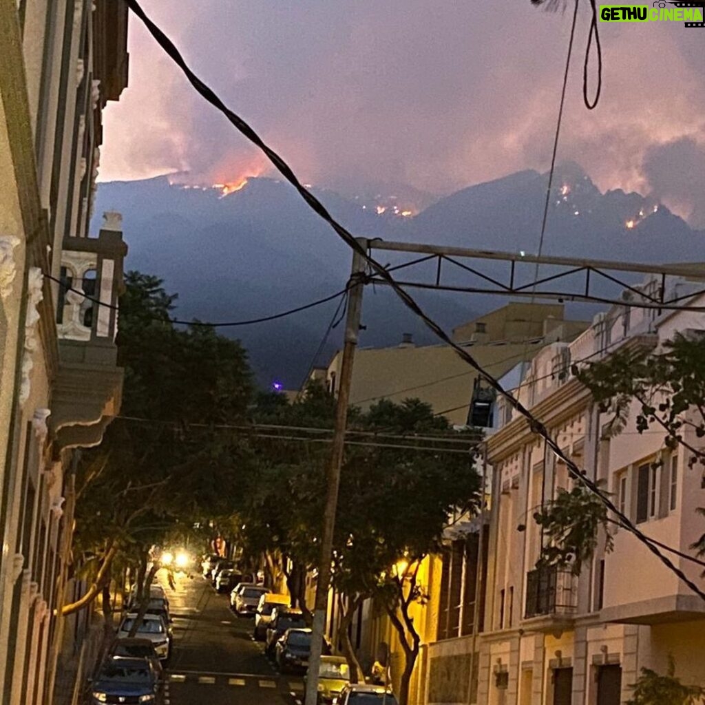 Pedro Guerra Instagram - Así ardía hace unos días el Pico Cho Marcial y esas son las montañas de mi Infancia. Esta foto está tomada desde la casa de mi madre en Güímar. Qué tristeza, Tenerife. Mucho ánimo a todos y a todas. Ánimo y Fuerza.